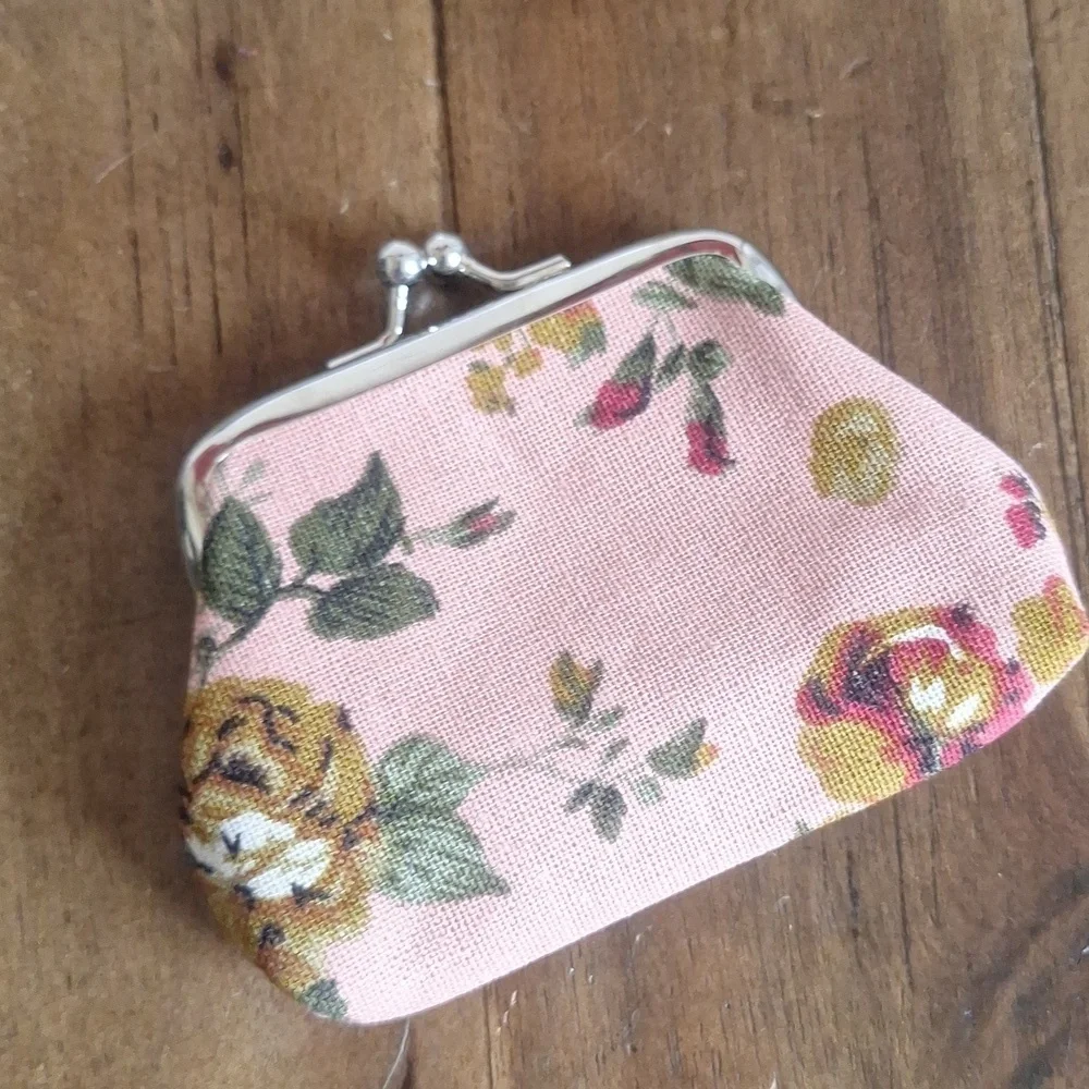 🎁Floral Canvas Coin Purse – Vintage Kiss Lock Style FREE with $40 Purchase